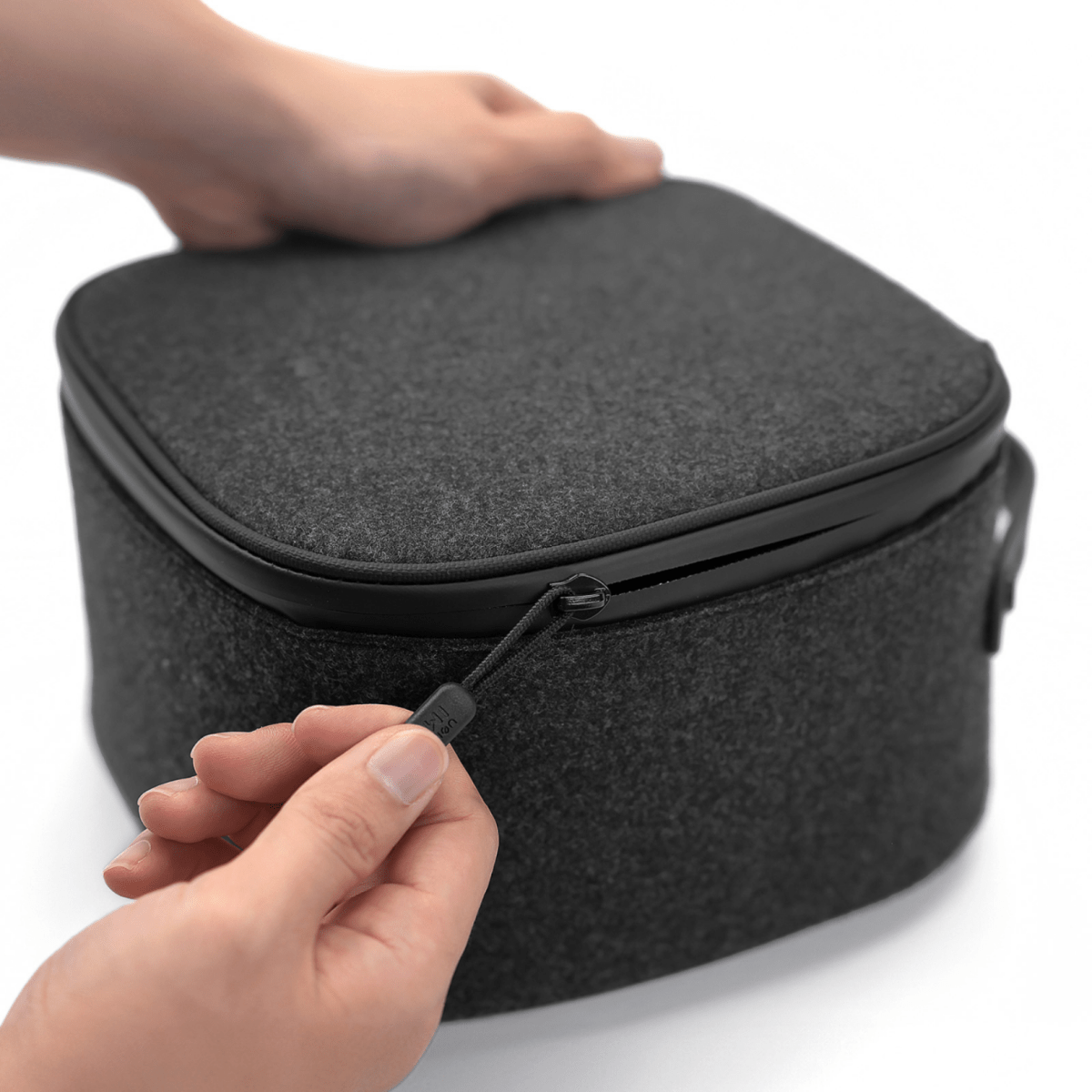 Husă portabilă P4 | KIWI DESIGN | pentru Meta Quest 3S/3/2 Husă portabilă P4 | KIWI DESIGN | pentru Meta Quest 3S/3/2